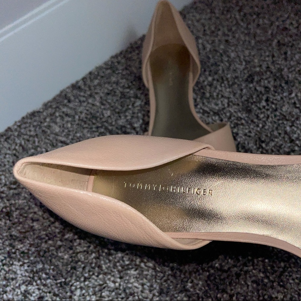 Tommy Hilfiger flats that are size 8.5